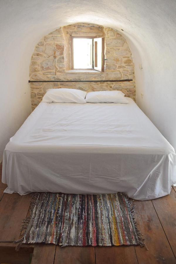 Yi Artistry 1-Bedroom Medieval Holiday House Kalamoti Eksteriør billede